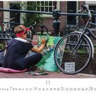 „Street Art“ steht links unten. Eine Person malt auf einer Leinwand am Kanal, daneben ein Fahrrad.