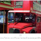 Aufschrift: "Peckham", "Oxford Circus", "Whitehall". Zwei rote Doppeldeckerbusse, einer frontal, der andere seitlich, Haltestelle.