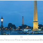 „Place de la Concorde“ und „11“ stehen im Bild. Straßenlaternen und die Spitze eines berühmten Turms sind zu sehen.