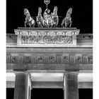 Brandenburger Tor, darunter ein Monatskalender für November mit Wochentagen. Oben ein beleuchtetes Relief und Quadriga.