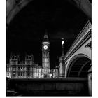 "House of Parliaments" und Monatskalender "11". Schwarz-Weiß-Szene: Turmuhr, gotische Gebäude, Brücke bei Nacht.