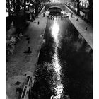 "Canal St. Martin" steht unten links. Darunter ein Kalender für November. Blick auf einen Kanal mit Bäumen entlang der Ufer.