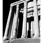"Forum Romanum" über einer antiken Säulenkonstruktion, darunter Kalenderdaten.