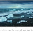 "Eisblöcke am Vulkanstrand. Kalenderseite: November. Casares Edition. Eisblöcke auf schwarzem Sandstrand vor bewegtem Meer."