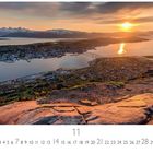 "Mitternachtssonne in Tromsø". Unten Zahlen von 1 bis 30, größer 11. Sonnenuntergang über Bergen und Stadtlandschaft.