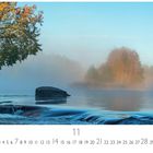 "Morgendstimmung am Fluss." Ein ruhiger Fluss mit sanftem Wasserfall, Bäume im roten und gelben Laub, leichter Nebel.