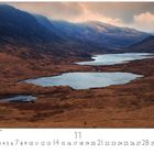 Loch Sguabain und Loch Airdeglas. Kalenderseite für November mit Landschaft aus See und Bergen.
