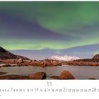 Kalenderblatt mit Zahlen 1-30, darunter "CASARES EDITION". Naturbild mit Bergen, Polarlichtern und klarem Himmel.