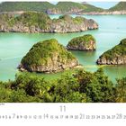„Kalksteininseln in der Ha Long Bay“ steht unten links. Mehrere grüne Inseln in blauem Wasser, üppige Vegetation.