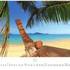 Text: Holidays Paradise Beach, Casares Edition. Szene: Strand mit Palmen, blauem Meer, und einem alten Holzboot mit Kokosnuss.