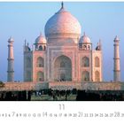 Agra, Taj Mahal. Kalenderansicht mit November-Daten. Der Taj Mahal bei Sonnenuntergang, umgeben von vielen Menschen.