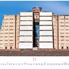 "Kolumbus Denkmal." Es zeigt ein monumentales Gebäude mit Stufen und weißen Paneelen. Oben ein Kranz-Element.