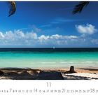 „Einsamer Strand“ und „CASARES EDITION 11“; Tropischer Strand mit Palmen, türkisfarbenes Meer, blauer Himmel.