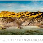 Text: "Death Valley", "Casares Edition", Zahlenkalender von 1 bis 30. Landschaft mit farbenfrohen Hügeln bei Sonnenaufgang.