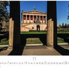 "Neues Museum" steht neben einem Gebäude mit Säulen und grüner Parkanlage. Darunter Kalender mit November-Daten.