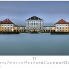 Schloss Nymphenburg, November-Kalenderbild. Ein großes, barockes Schloss reflektiert im Wasser bei Dämmerung.