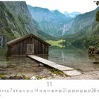 Unter dem Titel „Obersee“ sieht man eine Holzhütte an einem stillen See, umgeben von hohen Bergen. Kalenderseite November.