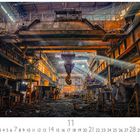 Text: "Stahlwerk", "11". 

Beschreibung: Eine weitläufige, industrielle Halle mit metallischen Strukturen und Lichteinfall von oben.