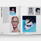 Links steht "SEAN BRADY" vertikal. Verschiedene Porträtfotos mit dramatischem Make-up, teils wie Kunstwerke.