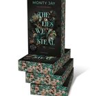 Der Text "Monty Jay - The Hollow Boys I - The Lies We Steal - Roman" steht über einem floralen, dunklen Buchcover mit einem Totenkopfmuster.
