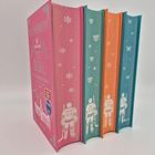 Drei bunte Bücher mit weißen Motiven: Schneeflocken, Herzen, Hockeyspieler mit Namen und Nummern auf den Buchseiten.