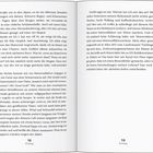 Seitenzahlen 12 und 13, Prolog. Eine Person berichtet von einer schwierigen Motorradtour durch die Alpen bei schlechtem Wetter.
