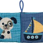 Illustration eines lächelnden Löwen auf gelbem, geripptem Stoff mit kleinem Glitzerherz am Rand.