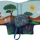 Eine farbenfrohe Kinderillustration auf einem Elefantenkissen: Nashorn, Giraffe, Krokodil, Sonne, Bäume und Fluss.