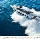 11, Datumsreihe von 1 bis 30. Ein modernes Motorboot fährt schnell über das blaue Wasser, Gischt spritzt auf.