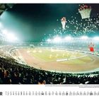 November. Am 16. November 1991 startet die erste Frauenfußball-Weltmeisterschaft in Guangzhou. Voll besetztes Stadion bei Nacht.