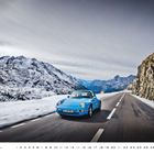 "Porsche 993" und Zahlenreihe 1-30 unten. Ein blauer Sportwagen fährt auf einer schneebedeckten Bergstraße.