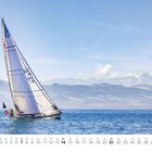 „11“ und Kalendertage. Segelboot auf einem See, Berge im Hintergrund, klarer Himmel.