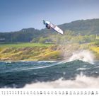 Kalender unten: 11 mit Tagen des Monats. Windsurfer in der Luft über Wellen vor grüner Küstenlandschaft.