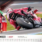 November 2027 Kalender, Fahrer mit italienischer Flagge, Rennfahrer auf Ducati in einer Kurve.