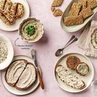 "Räucherforellen-Aufstrich", "Pikanter Brotzeit-Aufstrich", "Frischkäse-Aufstrich mit Bacon". Drei Teller mit Aufstrichen.