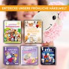 ENTDECKE UNSERE FRÖHLICHE HÄKELWELT: Fünf bunte Bücher zu Amigurumi und Häkeln, umgeben von gehäkelten Figuren.