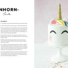 Links steht das Rezept für eine Einhorn-Torte, rechts eine dekorierte Torte mit goldenem Horn und buntem Fondant.