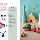 "Weihnachtszug: Anleitung für Räder und Waggons. Größe: 30 cm. Garn: Verschiedene Farben."

Auf einem Tisch steht ein gehäkelter Zug mit Geschenken. Im Hintergrund stehen Tannen und ein Holzhaus.