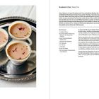 Kashmiri Chai Rezept mit Zutaten: Wasser, Grünteeblätter, Kardamom, Sternanis, Milch, Zucker. Drei rosa Teetassen auf Tablett.