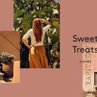 Text: "Sweet Treats" und "Chapter 9". Eine Frau steht vor Kakteen, ein Blumentopf auf Steintreppe, rosa Wand mit Fenster.