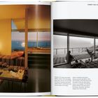 "Robert and Josephine Chuey House." Links ein farbiges Foto eines modernen Wohnbereichs mit Meerblick, rechts ein Schwarzweißfoto.