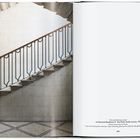 Text unten beschreibt eine Treppe von Gio Ponti, in einem offenen Buch abgebildet.