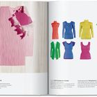 1993. PLEATS PLEASE ISSEY MIYAKE. Linke Seite: Prozessbeschreibung, rechte Seite: bunte Kleidungsstücke.