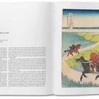 Texte: "Sekiya Village on the Sumida River", "Das Dorf Sekiya am Fluss Sumida". Drei Samurai auf Pferden, blühender Baum, Berg im Hintergrund.