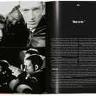 Text: "HATE", "Okay so far." Schwarz-Weiß-Fotos von ernsten Männern. Englischer Text über soziale Themen.