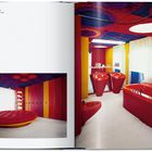 Links: "The bedroom with a round, free-standing bed (below) and the bathroom (opposite)". Rechts: Buntes Badezimmer mit roten Sanitärelementen.