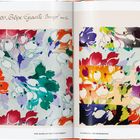 „Crêpe/Gracile Impe“ oben, bunte Blumenmuster in kräftigen Farben, links und rechts gesampelte Stoffmuster.
