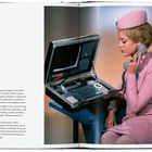 Links: Text über eine von Honeywell designte Aktentasche mit modernen Laptop-Komponenten. Rechts: Frau in rosa Uniform.