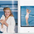 Seite 289. Eine Frau am Strand in Badeanzug und Bademantel, lächelnd vor der Kamera.