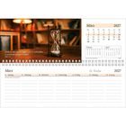 Kalender für März 2027. Spruch: "Wenn wir aber auf das hoffen, was wir nicht sehen, so warten wir darauf in Geduld." Sanduhr auf Tisch.